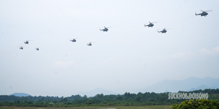 Các tổ bay của Trung đoàn 916 (Sư đoàn 371), Trung đoàn 917 (Sư đoàn 370) và Trung đoàn 930 (Sư đoàn 372) hợp luyện tại khu vực sân bay Hòa Lạc. Đây là bước chuẩn bị cho lễ diễu binh, diễu hành 80 năm Cách mạng Tháng Tám và Quốc khánh 2/9 trên bầu trời Thủ đô.