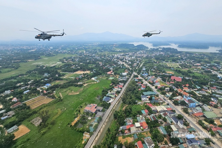 Đồng Mô tuyệt đẹp nhìn từ ô cửa trực thăng - 7
