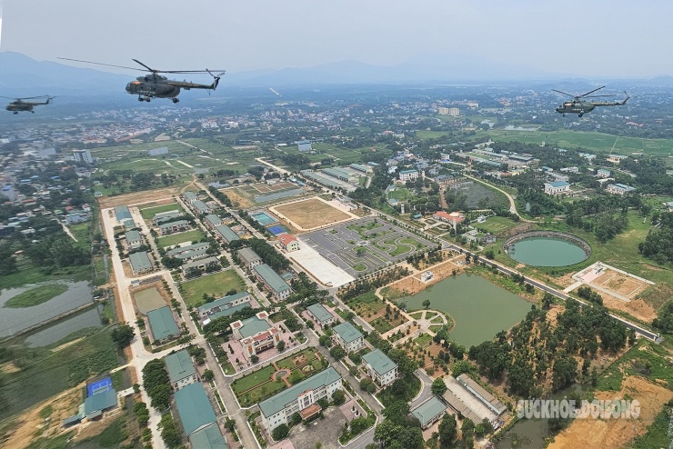 Đồng Mô tuyệt đẹp nhìn từ ô cửa trực thăng - 9