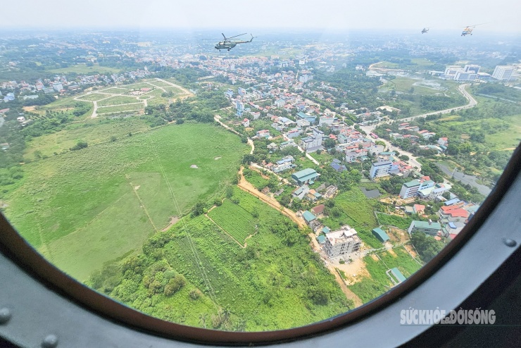 Nhìn từ trực thăng, khung cảnh trải rộng xanh mướt như một bức tranh giao hòa giữa truyền thống và hiện đại.