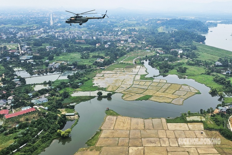 Đồng Mô tuyệt đẹp nhìn từ ô cửa trực thăng - 11
