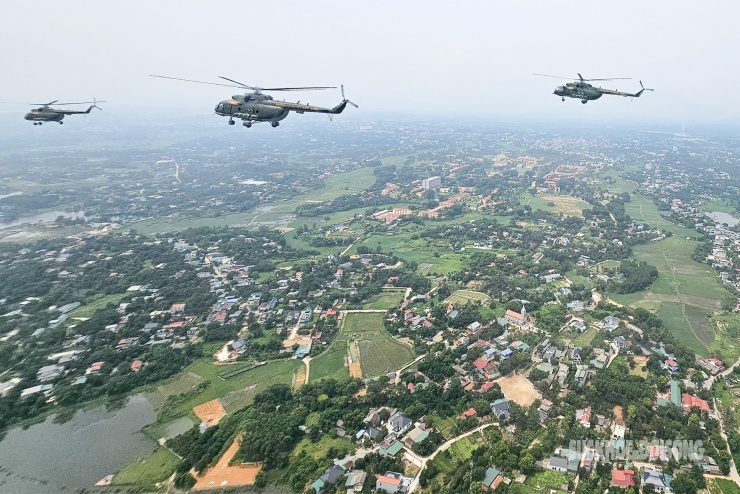 Đồng Mô tuyệt đẹp nhìn từ ô cửa trực thăng - 5