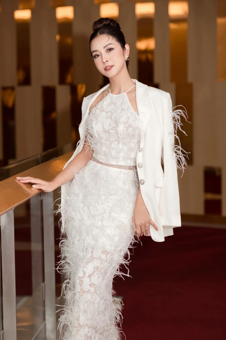 Jennifer Phạm được biết đến là nàng hậu tài sắc vẹn toàn.