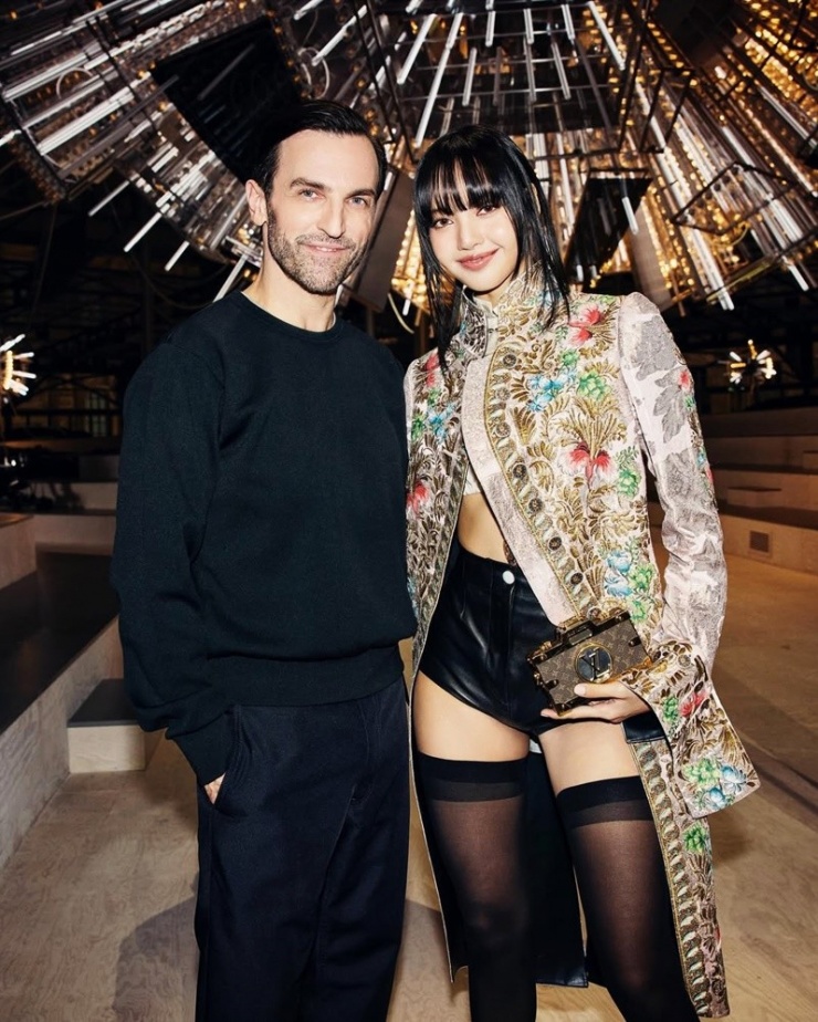 Nhiếp ảnh gia Nicolas Gerardin đăng ảnh Lisa bên ông Nicolas Ghesquiere - giám đốc sáng tạo của Louis Vuitton, tháng 3/2024.