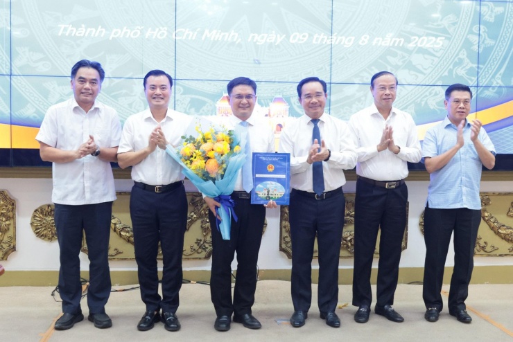 Thường trực UBND TPHCM chúc mừng ông Nguyễn Mạnh Cường