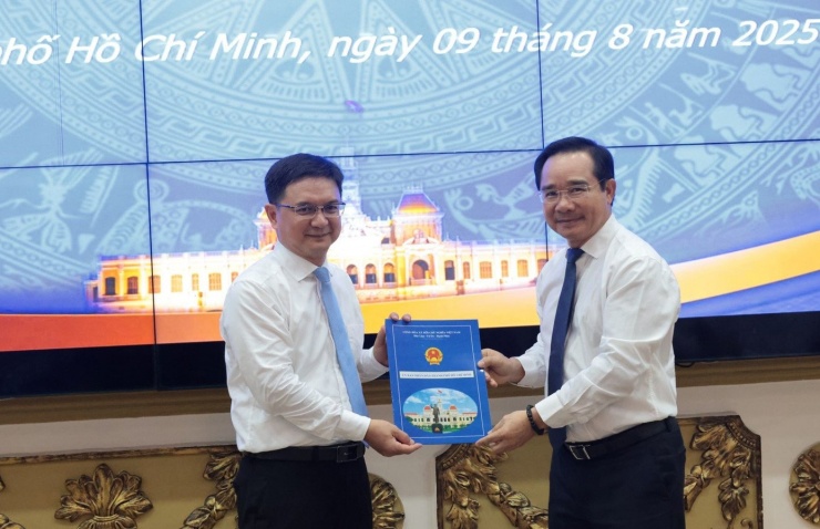 Chủ tịch UBND TPHCM Nguyễn Văn Được trao Quyết định của Thủ tướng Chính phủ phê chuẩn kết quả bầu chức vụ Phó Chủ tịch UBND TPHCM đối với ông Nguyễn Mạnh Cường.