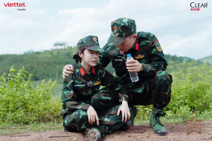 Anh Tú tận tình chăm sóc Lyly khi cô bị đuối sức.