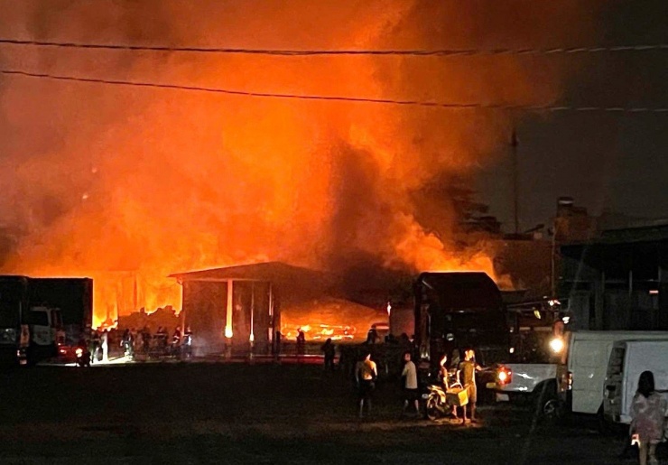 Lửa hừng hực kèm tiếng nổ tại xưởng phế liệu, hai ô tô bị thiêu rụi - 1