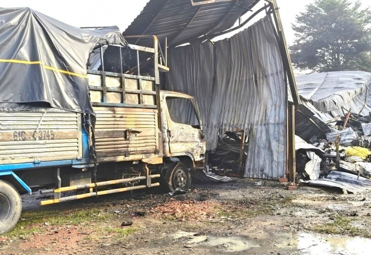 Chiếc ô tô tải bị cháy rụi phần đầu