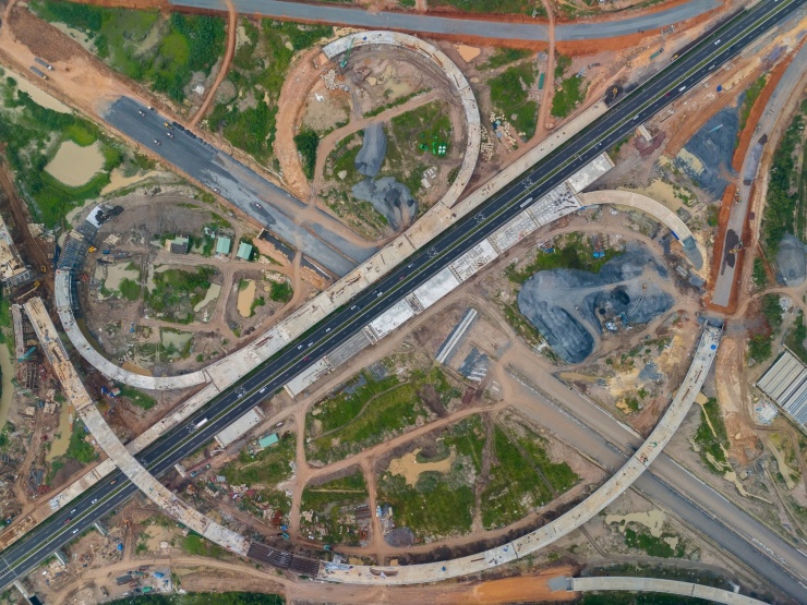 Từ quốc lộ 51 khi gần tới sân bay sẽ theo tuyến T1 đang được xây dựng. Từ T1 cũng giúp về cao tốc Bến Lức - Long Thành, cao tốc Biên Hòa - Vũng Tàu, đường tỉnh 25B, 25C hoặc Vành đai 3 TP HCM. Còn tuyến T2 (ảnh sau) liên kết cao tốc Long Thành - Dầu Giây. Hai tuyến sát sân bay này có tổng vốn đầu tư hơn 2.600 tỷ đồng.