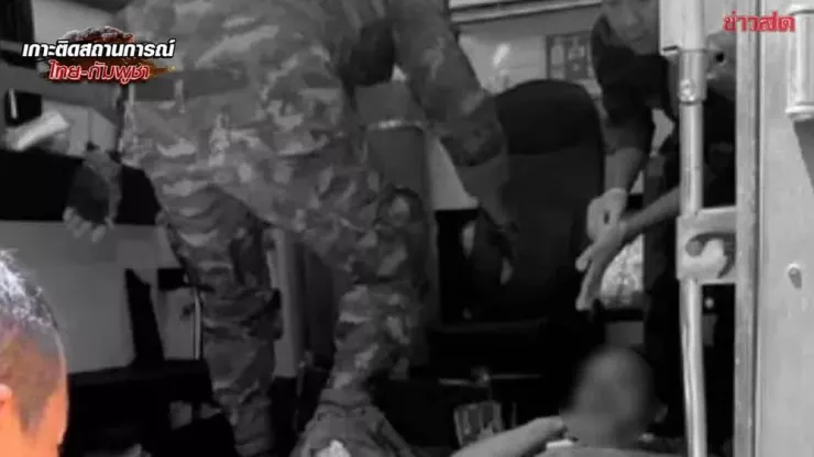 Binh sĩ Thái Lan được đưa đến bệnh viện sau khi giẫm phải mìn khi đang tuần tra biên giới Thái Lan - Campuchia vào sáng 9-8. Ảnh: KHAOSOD