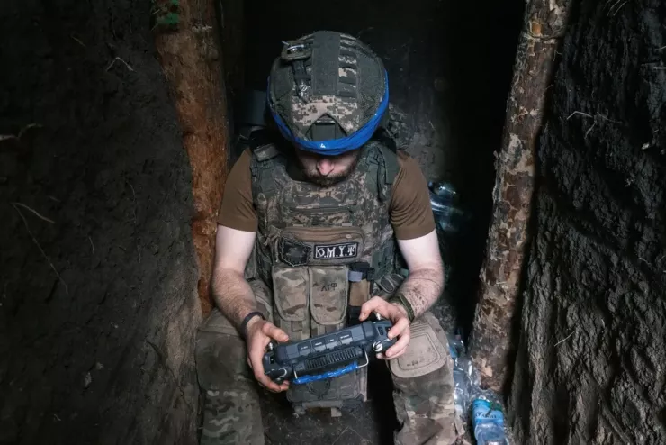 Oleksandr “Lif”, một lính điều khiển UAV thuộc Lữ đoàn Liubart (Ukraine) đang điều khiển một chiếc UAV tiếp sóng tại các vị trí gần Kostiantynivka. Ảnh: Francis Farrell/The Kyiv Independent