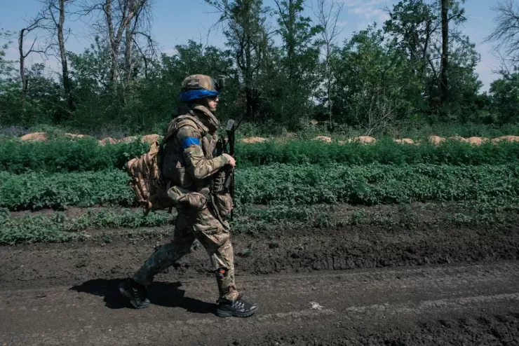 Borys “Forseti”, một lính điều khiển UAV thuộc Lữ đoàn Liubart (Ukraine) đang di chuyển đến các vị trí gần Kostiantynivka (tỉnh Donetsk) ngày 5-7. Ảnh: Francis Farrell/The Kyiv Independent