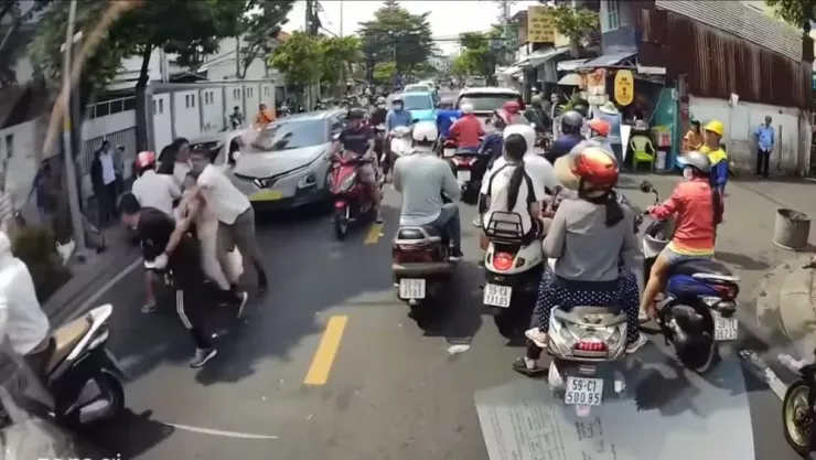 Những người liên quan đuổi đánh nhau trên đường khiến giao thông ùn ứ. Ảnh cắt từ clip
