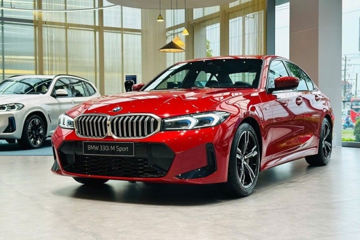 Chiếc BMW 3-Series được trưng bày tại một showroom BMW ở Bình Dương. Ảnh: BMW Bình Dương