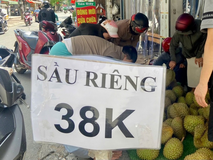 Sầu riêng đồng giá 38.000 đồng/kg giúp cửa hàng bán hết hàng tấn quả trong một ngày.