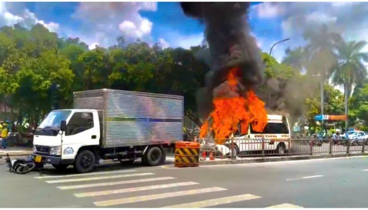 Xe 16 chỗ bốc cháy ngùn ngụt sau va chạm với xe tải và xe máy. Ảnh cắt từ clip