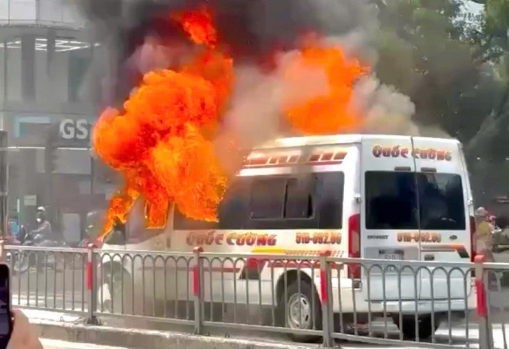 Ngọn lửa bùng phát dữ dội sau va chạm. Ảnh cắt từ clip