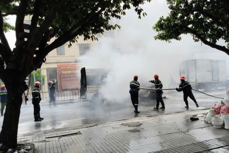 Đội Chữa cháy và Cứu nạn, cứu hộ Khu vực 16 tiếp cận, khống chế đám cháy ô tô 16 chỗ. Ảnh: MĐ.