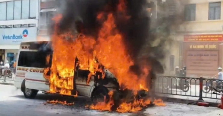 Hình ảnh ô tô 16 chỗ cháy ngùn ngụt ở TPHCM. Ảnh: MĐ.