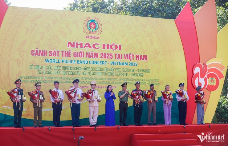 Đại tướng Lương Tam Quang, Bộ trưởng Công an và Phó Chủ tịch nước Võ Thị Ánh Xuân tặng biểu trưng lưu niệm và hoa chúc mừng các đoàn nhạc, trống hội tham dự Nhạc hội Cảnh sát thế giới năm 2025 tại Việt Nam.