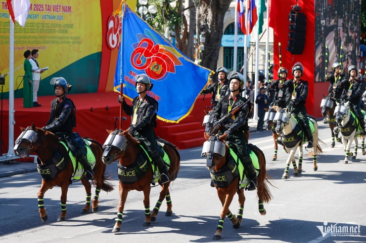 Đoàn kỵ binh Công an nhân dân Việt Nam đi thành 2 khối xung quanh Hồ Gươm, sau đó tập kết, án ngữ 2 bên đường tại 4 điểm: Tượng đài Cảm Tử - Quảng trường Đông Kinh Nghĩa Thục - ngã tư Hàng Khay - Tràng Thi - Bà Triệu - Hàng Trống.