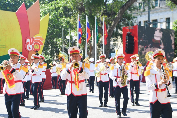 Tiếp đó là màn trình diễn của đoàn nhạc Công an Nhân dân Việt Nam - đoàn chủ nhà đăng cai tổ chức Nhạc hội với gần 120 nhạc công, diễn viên múa.&nbsp;