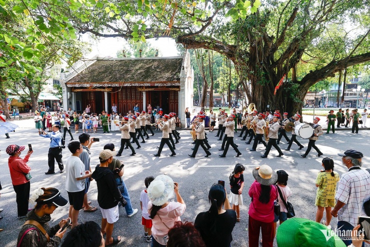 Đoàn nhạc Bộ Tư lệnh Hiến binh Vương quốc Campuchia biểu diễn tại khu vực đền Bà Kiệu.