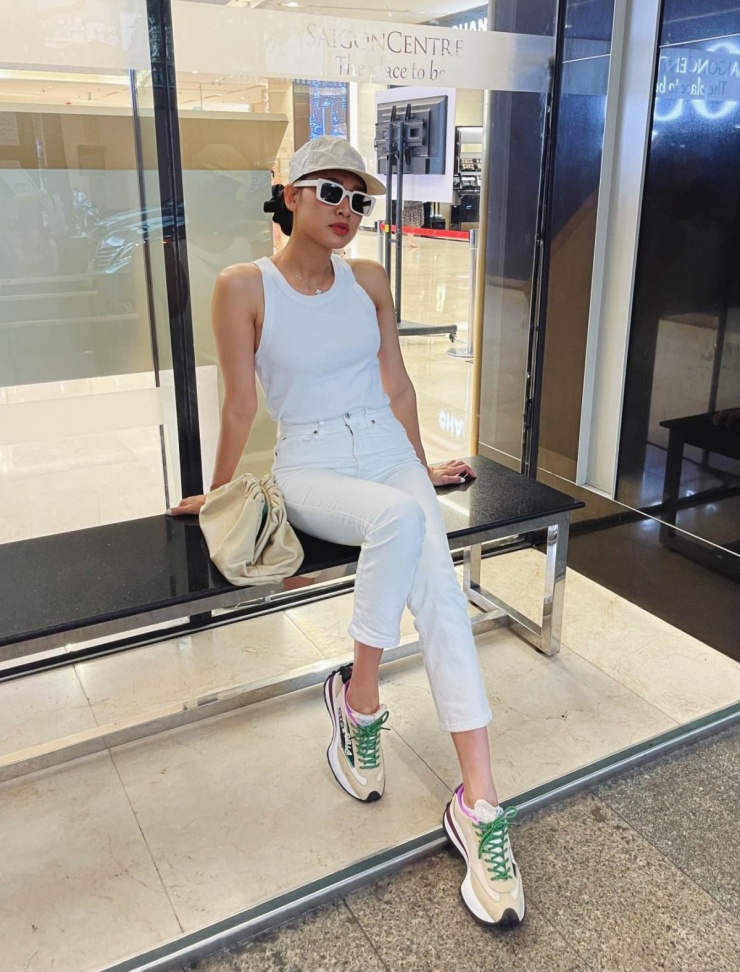 Dương Mỹ Linh, 41 tuổi, áp dụng công thức phối đơn giản, hiệu quả, gồm áo ba lỗ, mũ lưỡi trai, quần jeans và giày thể thao.