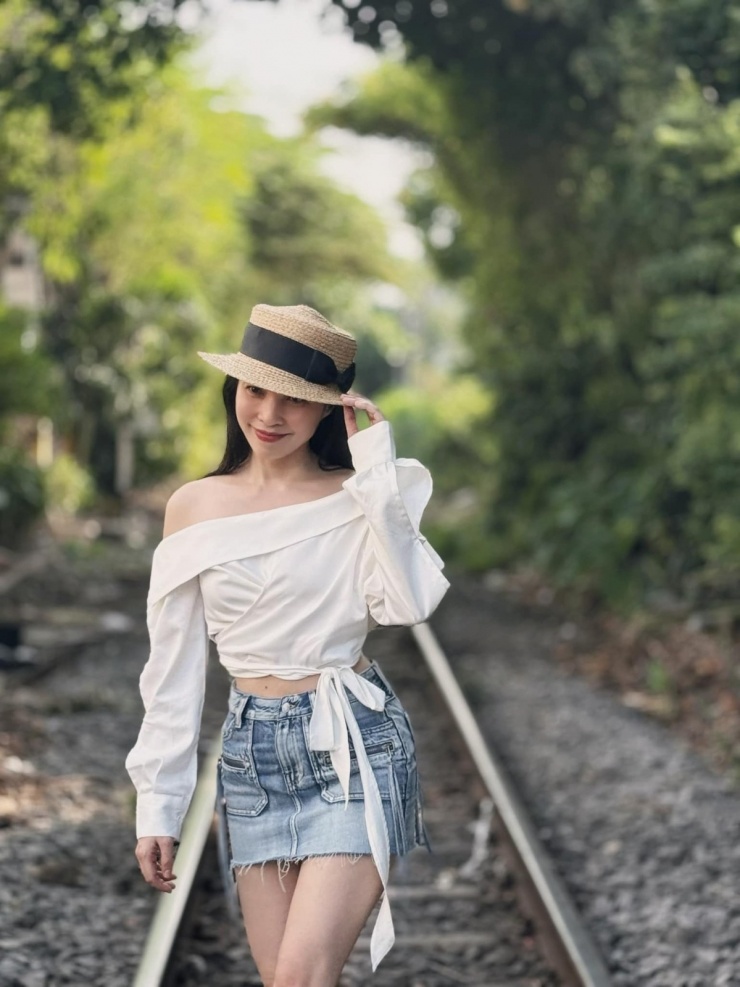 Ở tuổi 44, Hiền Thục được nhiều khán giả khen về sắc vóc, thần thái. Cô thường xuyên chia sẻ phong cách trên trang cá nhân với kiểu mặc và tạo dáng như giới trẻ. Ca sĩ diện đa phong cách với các thiết kế như đầm hoa nhí, áo tay bồng, quần jeans, mũ cói, áo xếp bèo tiểu thư, áo trễ vai, váy ngắn.