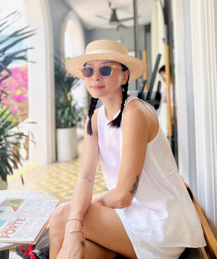 "Đả nữ" 46 tuổi trông trẻ hơn nhờ tóc tết hai bên thay vì buộc đuôi ngựa, để xõa hoặc búi cao.