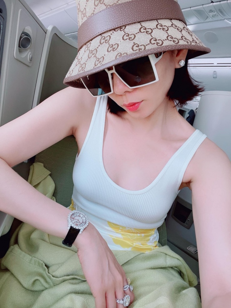 Trong nhóm người đẹp ngoài 40 tuổi, Lệ Quyên nổi tiếng với gu mặc sành điệu. Cô tận dụng các phụ kiện như mũ xô, kính quá khổ, kẹp tóc để vẻ ngoài trẻ hơn.