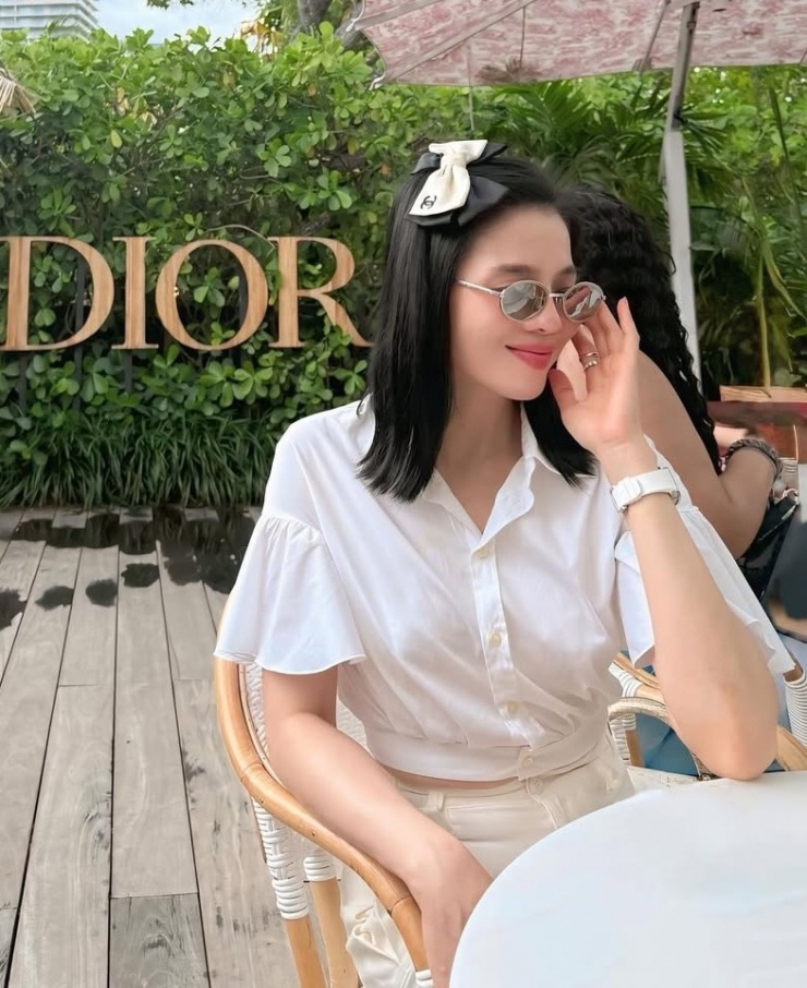 Trong kỳ nghỉ ở Mỹ vừa qua, khi đến quán cà phê của Dior, cô đeo cặp tóc nơ Chanel - kiểu làm đẹp được học sinh, sinh viên hiện nay ưa thích.