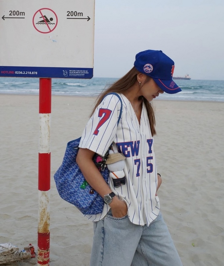 Thanh Hằng, 42 tuổi, trung thành với áo phông oversized, quần jeans rộng thùng thình nhiều năm nay. Hai thiết kế cơ bản này không bao giờ lỗi mốt.