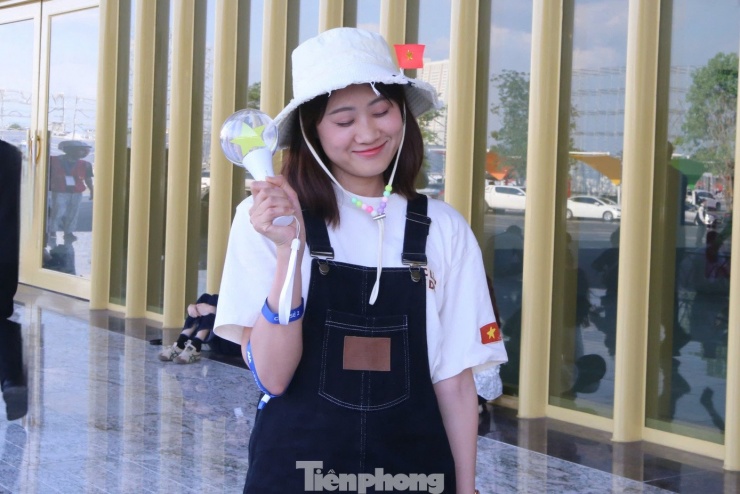 Bạn Nguyễn Thị Thúy đi từ Hải Phòng lên thủ đô để xem concert. Cô gái sinh năm 1997 cho biết từng tham gia nhiều buổi hòa nhạc, nhưng vẫn nguyên cảm giác háo hức khi đến V Concert, vì đây là chương trình do đài quốc gia tổ chức. Cô trang bị cho mình đầy đủ từ mũ gắn cờ Tổ quốc, áo in chữ "Độc lập - Tự do - Hạnh phúc" và lightstick ngôi sao vàng.