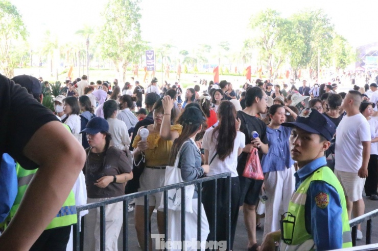 Sân khấu V Concert được thiết kế trải dài trên diện tích gần 2.000 m2 bao phủ bởi hệ thống màn hình led rộng tới 1.500 m2. Từ mọi góc nhìn, người hâm mộ đều có thể thưởng thức trọn vẹn âm nhạc trong không gian mãn nhãn, đầy năng lượng với những giọng ca hàng đầu. Ông Cao Trung Hiếu - Tổng đạo diễn sân khấu V Concert - Rạng rỡ Việt Nam chia sẻ: "Tất cả những gì hiện đại về công nghệ biểu diễn của Việt Nam hiện nay, chúng tôi đều đem vào hết concert lần này. Chúng tôi cố gắng làm sao để mang đến những công nghệ tốt nhất, màn trình diễn mãn nhãn nhất gửi tới tất cả quý khán giả".