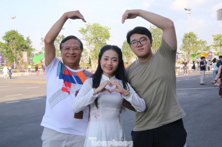 Bạn Diệu Huyền cùng bố và em trai bay từ TP HCM ra Hà Nội vào tối ngày 8/8 chỉ để xem V Concert. Họ cho biết hào hứng và tự hào khi được đến một đêm nhạc tràn đầy tinh thần dân tộc.