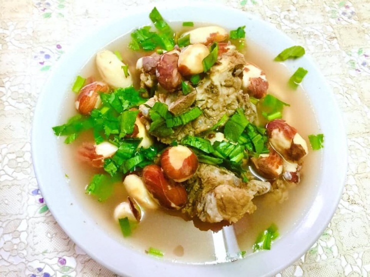 Món canh xương cục nấu với hạt mít thêm chút mùi tàu (ngò gai). Khi thành phẩm hoàn thành, hạt mít mềm, có vị béo ngậy và bùi, ăn rất ngon.