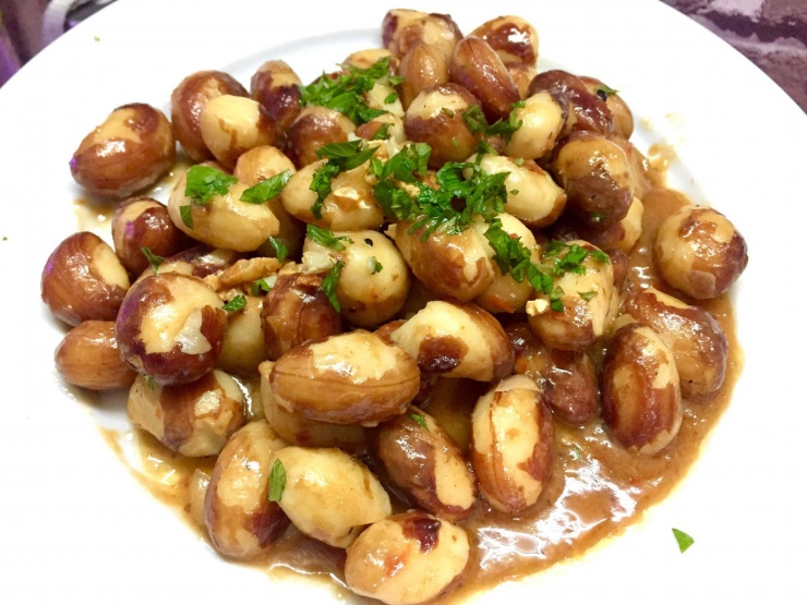 Món hạt mít xốt chua, cay, ngọt. Gia vị để làm món này, bạn dùng xốt ớt từ quả mắc mật, mật ong, nước mắm... tỏi phi thơm và cuối cùng rải chút rau thơm Huế nhà trồng được.