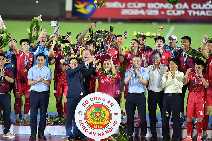 CLB Công an Hà Nội vô địch Siêu cúp Quốc gia sau khi thắng Thép Xanh Nam Định.