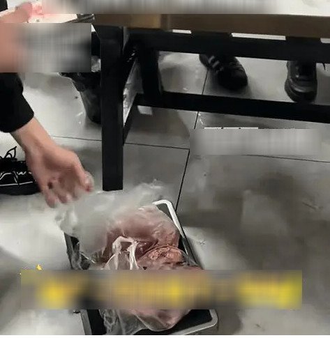 2 vị khách lấy nhiều thịt cho vào ba lô. Ảnh: Sohu