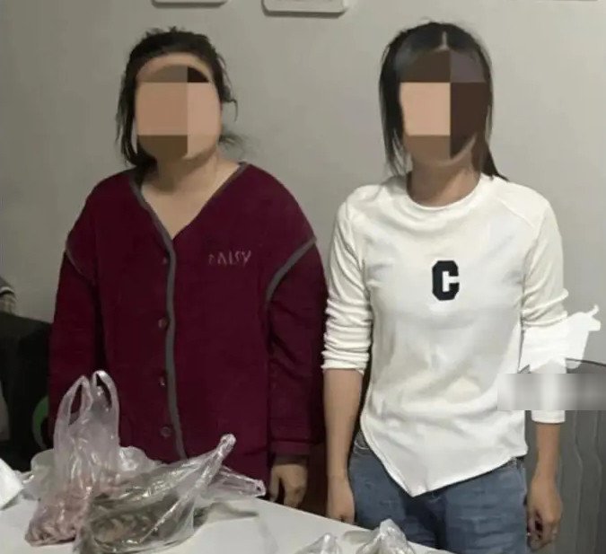 2 người phụ nữ ăn buffet từ trưa đến tối. Ảnh: Sohu