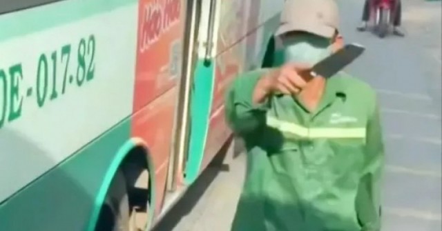 Người đàn ông bước xuống xe buýt, cầm dao "hăm ...
