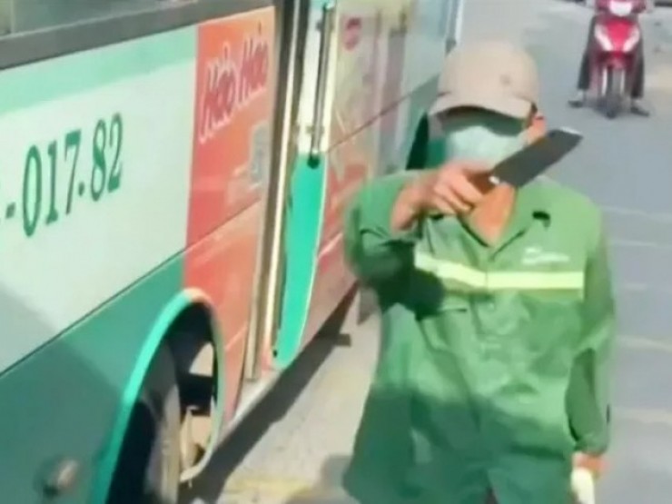 Người đàn ông bước xuống xe buýt, cầm dao 'hăm dọa' tài xế ô tô phía sau