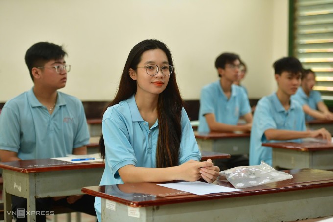 Các thí sinh ở điểm thi trường THPT Trưng Vương, phường Bến Nghé TP HCM. Ảnh: Thanh Tùng