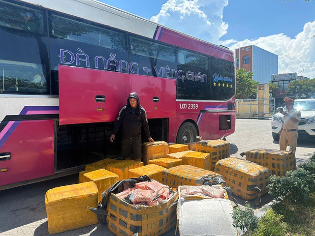 Lực lượng chức năng kiểm tra, phát hiện gần 1 tấn sụn chân gà bốc mùi trên xe khách.