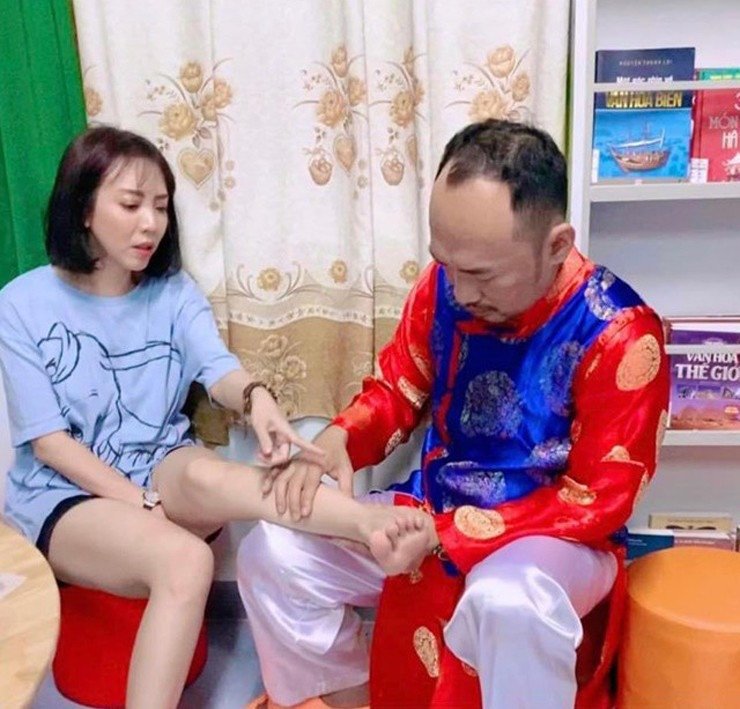 Tiến Luật chăm sóc vợ ở hậu trường một đêm diễn.