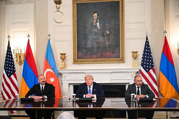 Tổng thống Mỹ Donald Trump, Tổng thống Azerbaijan Ilham Aliyev (trái) và Thủ tướng Armenia Nikol Pashinyan (phải) tại Nhà Trắng vào ngày 8-8. Ảnh: Yahoo News