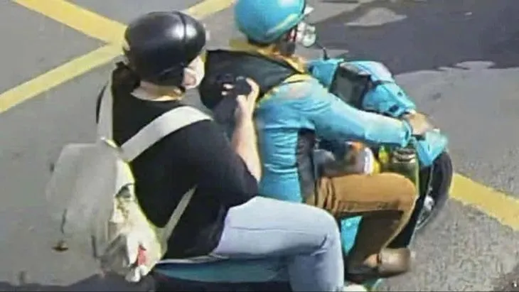 Chị Mai rời nhà bằng xe công nghệ. Ảnh: Nhã Nam