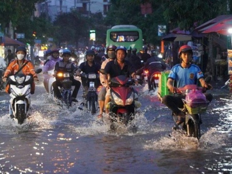 Áp thấp nhiệt đới đang hoạt động trên khu vực Biển Đông, Nam Bộ mưa dông mạnh